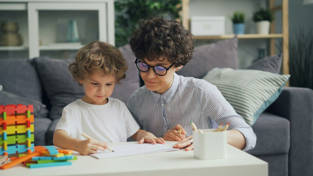 parent teaching child about money